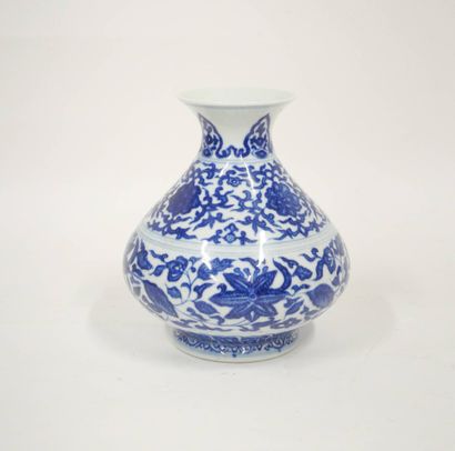 CHINE - XXe siècle
Vase à panse basse et...