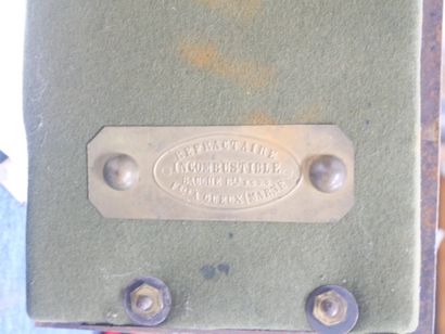 Petit coffre-fort de la marque BAUCHE
Ouvrant...