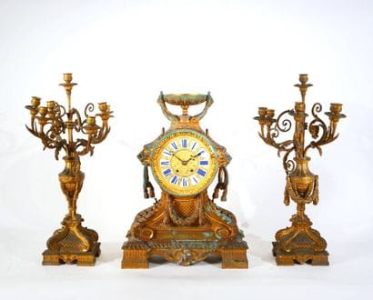 Importante garniture de cheminée en bronze...