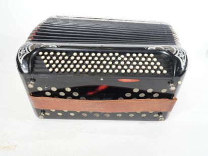 Accordéon MAUGEIN FRERES à décor de motifs...