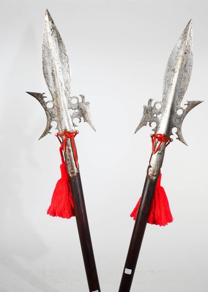 Ensemble de deux hallebardes modèle à l'oiseau.
Estocs...