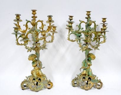 Paire de candélabres en bronze doré figurant...