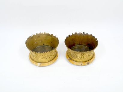 Paire de cache-pot évasés en bronze doré...