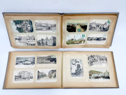 Deux grands albums de cartes postales dont...