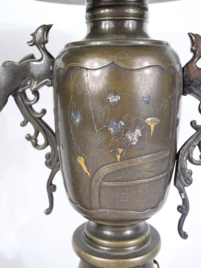 JAPON, XIXe siècle
Paire de bougeoirs en...