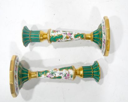 Paire de bougeoirs en porcelaine au décor...