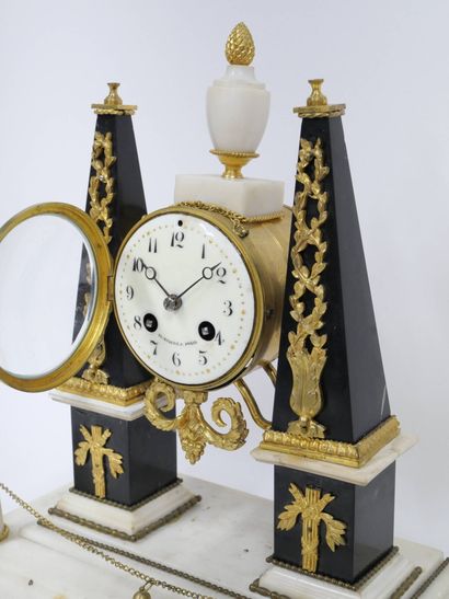 Pendule portique aux obélisques d'époque...