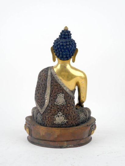 CHINE, XXe siècle
Bouddha en bronze à patines...