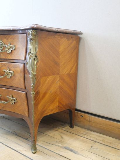 Commode en placage de bois de rose et de...