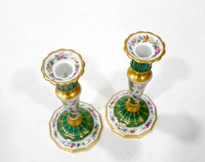 Paire de bougeoirs en porcelaine au décor...