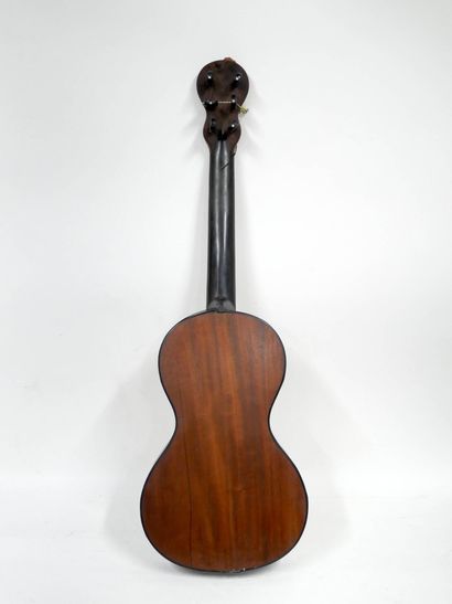 Guitare française du XIXe siècle
Portant...