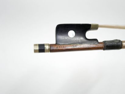 Trois archets d'étude (deux violons, un violoncelle)
à...