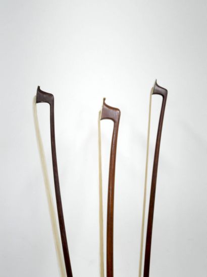 Trois archets d'étude (deux violons, un violoncelle)
à...