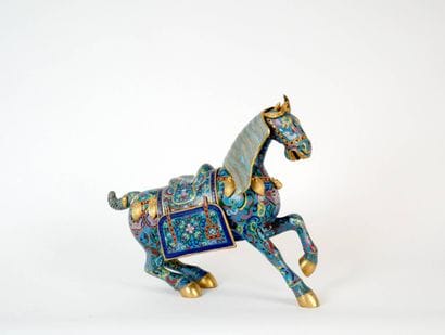 CHINE, XXe siècle.
Cheval en laiton et émaux...