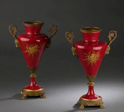 Paire de vases sur piédouche à panse conique...