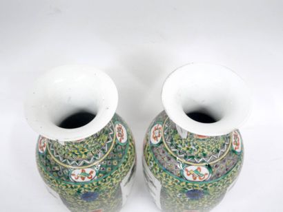 CHINE - XXe siècle
Paire de vases balustres...