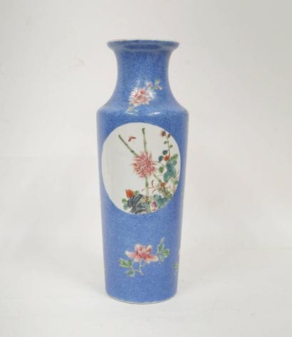 CHINE - XXe siècle
Vase de forme cylindrique...