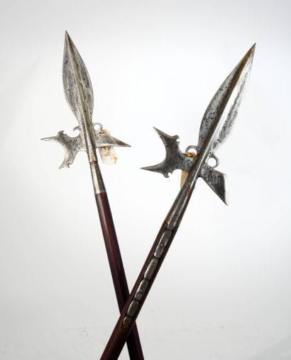 Ensemble de deux hallebardes.
Estoc à arête...