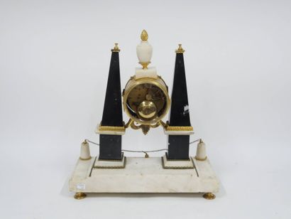 Pendule portique aux obélisques d'époque...
