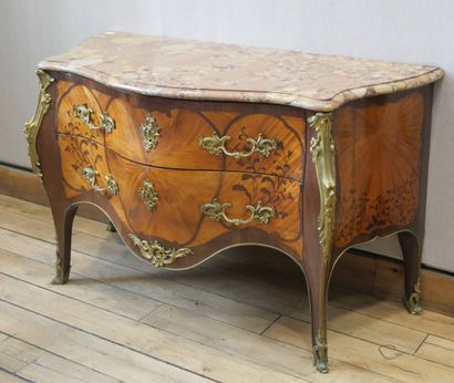 Deux commodes de style Louis XV formant pendant...
