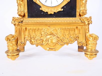 Pendule néogothique en bronze doré et marbre...