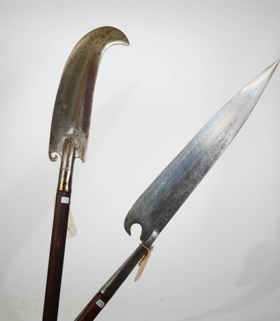 Ensemble de deux armes d'hast.
Comprenant...