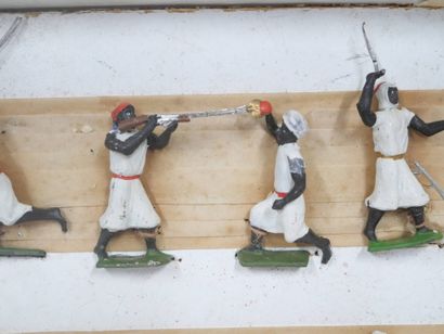 HEYDE, attribué à 
Boite de soldats de plomb...