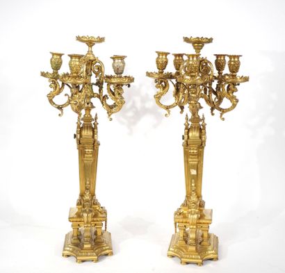 Paire de candélabres en bronze ciselé et...