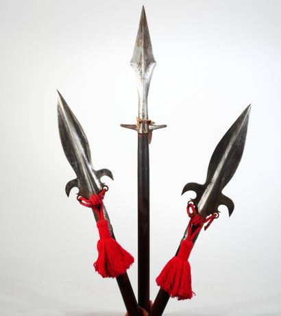 Ensemble de trois armes d'hast.
Comprenant...