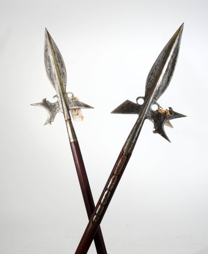 Ensemble de deux hallebardes.
Estoc à arête...