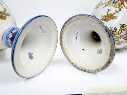 Gien
Paire de grands vases en faïence modèle...