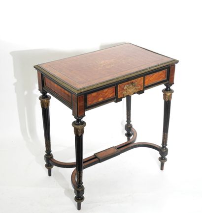 Table travailleuse en bois noirci, placage...