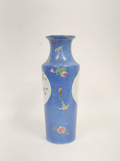 CHINE - XXe siècle
Vase de forme cylindrique...