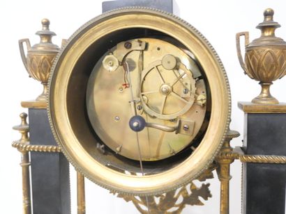 Pendule portique Louis XVI en marbre noir...