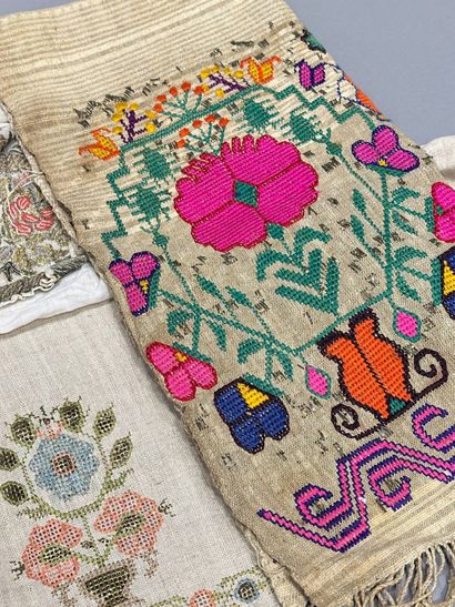 Suite de sept serviettes de hammam et ceintures...
