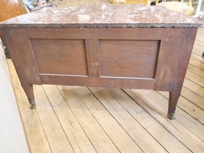 Deux commodes de style Louis XV formant pendant...