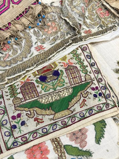 Suite de sept serviettes de hammam et ceintures...