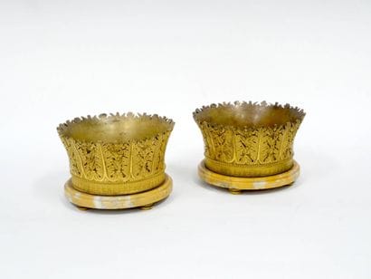 Paire de cache-pot évasés en bronze doré...