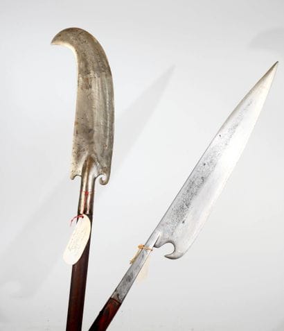 Ensemble de deux armes d'hast.
Comprenant...