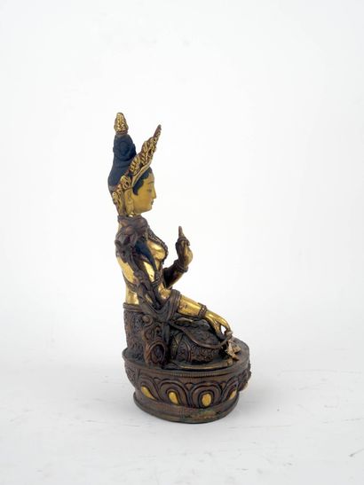 CHINE, XXe siècle
Bouddha en bronze à patine...