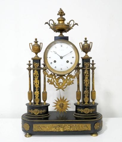 Pendule portique Louis XVI en marbre noir...
