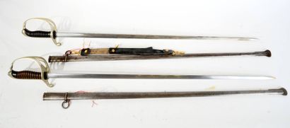 Ensemble de deux sabres d’officier d’infanterie...