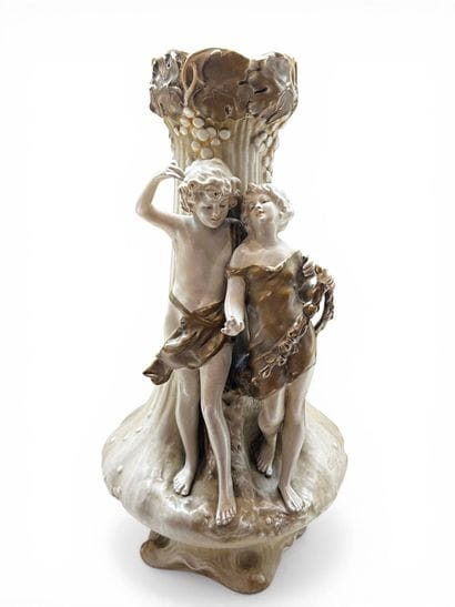 d'après Auguste MOREAU
Vase en porcelaine...