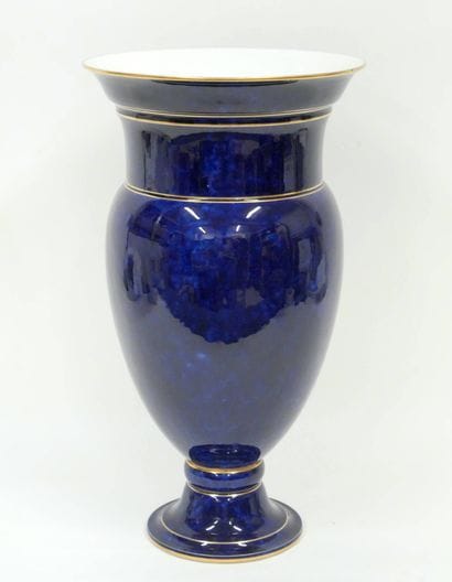 SEVRES
Vase en porcelaine bleue aux filets...
