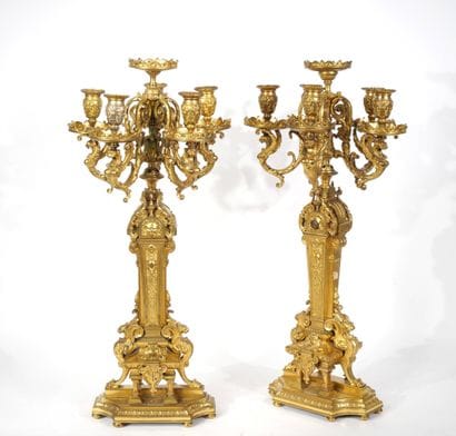 Paire de candélabres en bronze ciselé et...