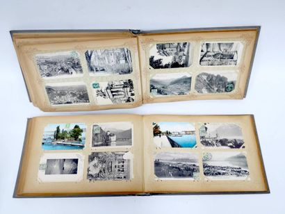 Deux grands albums de cartes postales dont...