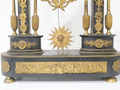 Pendule portique Louis XVI en marbre noir...