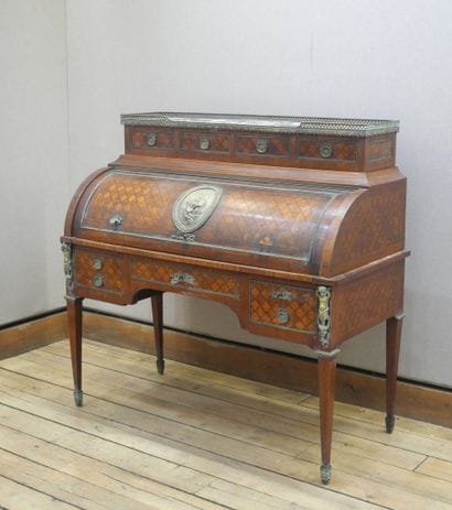 Bureau à cylindre en placage et marqueterie...