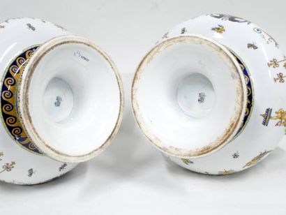Gien
Paire de vases en faïence de forme Médicis...