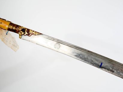 Sabre ottoman dit yatagan.
Monture à plaquettes...